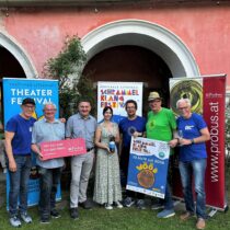 Litschauer Festivalwein 2026_Ehrenamtliche mit Probus_c_Ulrike Sattelberger